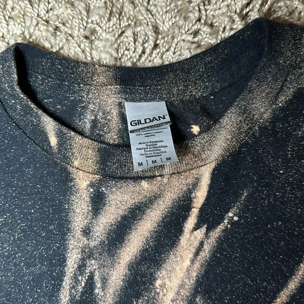 Women’s Gildan Bleached Galaxy Design Black and Cream Short Sleeve Tshirt Size M - Picture 2 of 3